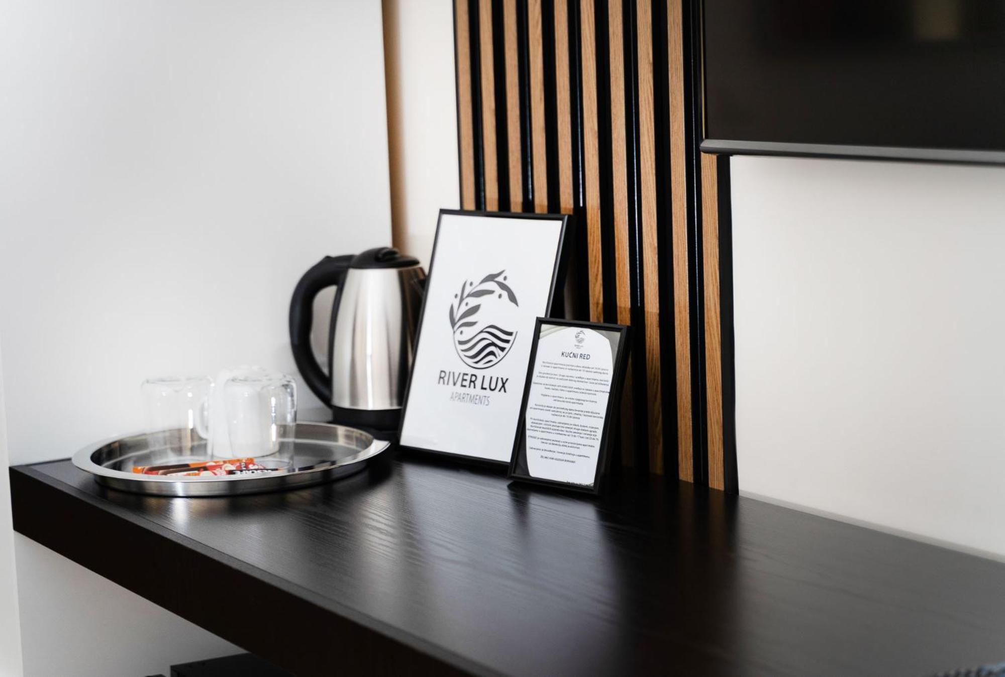 Mini Hotel Riverlux Apartments 바치카 팔란카 외부 사진
